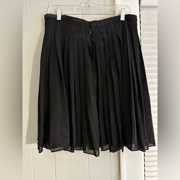 Robert Graham Black Pleated Skirt Size 10 Midi A-Line Classic Workwear - Picture 5 of 5